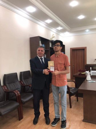 Abşeron Rayon Təhsil Şöbəsinin məzunları qızıl nişanla təltif olunublar