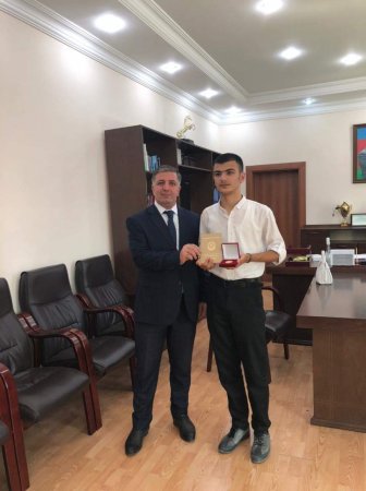 Abşeron Rayon Təhsil Şöbəsinin məzunları qızıl nişanla təltif olunublar