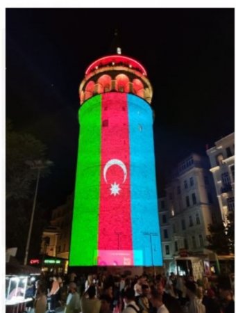İstanbul körpüləri bayrağımızın rəngləri ilə işıqlandırılır