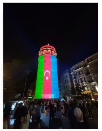 İstanbul körpüləri bayrağımızın rəngləri ilə işıqlandırılır