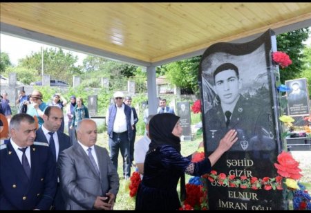 Bu gün Lerik rayonunda 44 günlük Vətən müharibəsində qəhrəmanlıqlar göstərərək şəhidlik zirvəsinə ucalmış şəhid kiçik gizir Əsədullayev Elnur İmran oğlunun doğum günü xatirəsi anılıb.