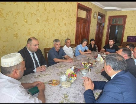 Kəlbəcər Rayon İcra Hakimiyyətinin Başçısı Azər Qocayev və YAP Kəlbəcər rayon təşkilatının sədri Həbib Misirov Bərdə rayonunun Zümürxan kəndində l Qarabağ müharibəsi şəhidi Elşad Salahovun ailəsini ziyarət ediblər.