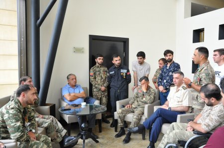 Deputat qazilərlə görüşdü - FOTO