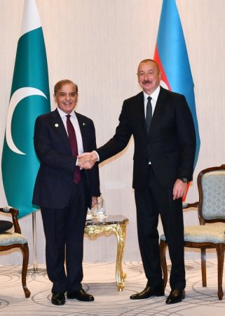 İlham Əliyev Şahbaz Şəriflə görüşdü - FOTO