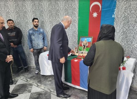 Zakir Fərəcov dünyasını dəyişən qazinin yas mərasimində iştirak edib