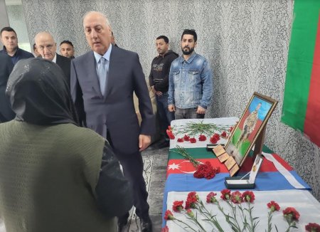 Zakir Fərəcov dünyasını dəyişən qazinin yas mərasimində iştirak edib