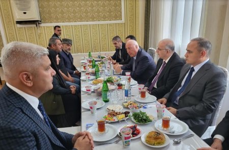 Zakir Fərəcov dünyasını dəyişən qazinin yas mərasimində iştirak edib
