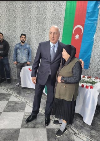 Zakir Fərəcov dünyasını dəyişən qazinin yas mərasimində iştirak edib