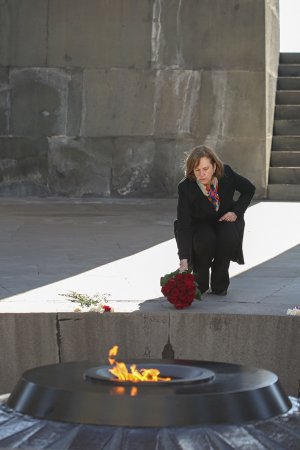 ABŞ səfiri qondarma "erməni soyqırımı" abidəsini ziyarət etdi - FOTOLAR