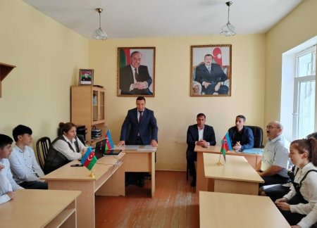 Laçın rayon 37 nömrəli tam orta məktəbdə Ulu öndər Heydər Əliyevin anadan olmasının 100-cü ildönümünə həsr olunmuş dəyirmi masa keçirildi.