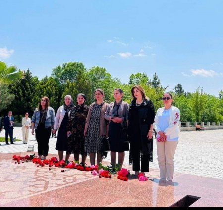 Ulu Öndər Heydər Əliyevin anadan olmasının 100 illiyi münasibəti ilə Laçın Rayon Mərkəzi Xəstəxanasının rəhbərliyi və  Laçın Rayon İcra Hakimiyyətinin əməkdaşları ilə birgə Ulu Öndərin büstünü ziyarət etmiş,  abidəsi önünə gül dəstələri qoymuşlar.