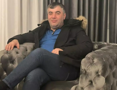 "Üzünə gülüb oyunlar oynadı" "Üzünə gülüb oyunlar oynadı"
