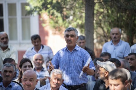 Kənd Təsərrüfatı naziri Məcnun Məmmədov Ağstafada təsərrüfatlara baş çəkib, Həzi Aslanov qəsəbəsinin sakinləri ilə görüşüb