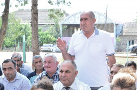 Ağstafa RİH başçısı vətəndaşların növbəti səyyar qəbulunu Qarayazı qəsəbəsində keçirib