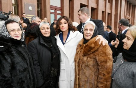 Mehriban xanımın diqqət və qayğısı misilsizdir - Şəhid ailələrindən TƏBRİK