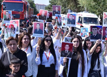 Sumqayıtda şəhidlərin xatirəsi anılıb- FOTO