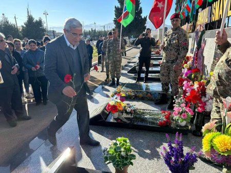 Bu gün 44 günlük Vətən müharibəsində şəhidlik zirvəsinə ucalmış  Bayramov Samir Elxan oğlunun üçüncü ildönümü ilə əlaqədar yas mərasimində iştirak edilib.