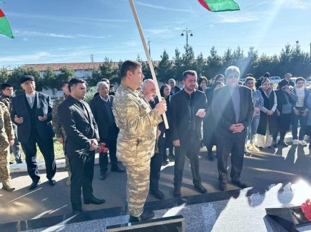 Bu gün 44 günlük Vətən müharibəsində şəhidlik zirvəsinə ucalmış  Bayramov Samir Elxan oğlunun üçüncü ildönümü ilə əlaqədar yas mərasimində iştirak edilib.