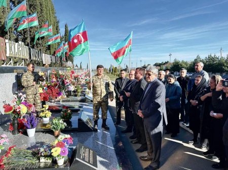 Bu gün 44 günlük Vətən müharibəsində şəhidlik zirvəsinə ucalmış  Bayramov Samir Elxan oğlunun üçüncü ildönümü ilə əlaqədar yas mərasimində iştirak edilib.