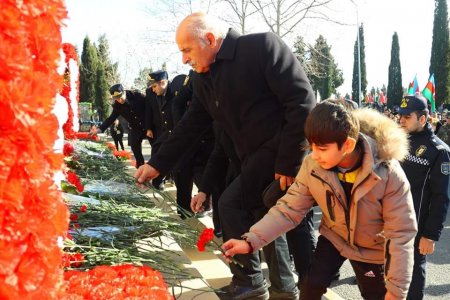 Azərbaycan Texnologiya Universitetinin rəhbər heyəti və əməkdaşları Gəncədə Şəhidlər xiyabanında 20 Yanvar - Ümumxalq Hüzn Günü ilə bağlı ümumşəhər tədbirində iştirak edib. 