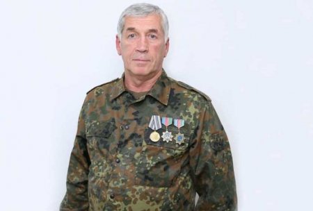 İlham Əliyev ali məktəb müəlliminə maşın bağışladı - FOTOLAR