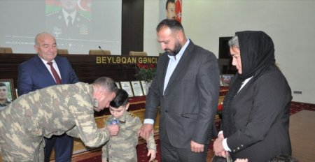 "Dəmir atlı" qəhrəman şəhidimizə “Azərbaycan Bayrağı” ordeni verildi - FOTO "Dəmir atlı" qəhrəman şəhidimizə “Azərbaycan Bayrağı” ordeni verildi - FOTO