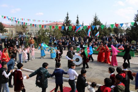 Laçınlı məcburi köçkünlərin müvəqqəti məskunlaşdığı Ağcabədi rayonunun Taxta körpü qəsəbəsində “Novruz” bayramı münasibəti ilə ümumrayon şənliyi keçirilmişdir.