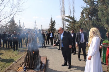 Laçınlı məcburi köçkünlərin müvəqqəti məskunlaşdığı Ağcabədi rayonunun Taxta körpü qəsəbəsində “Novruz” bayramı münasibəti ilə ümumrayon şənliyi keçirilmişdir.