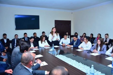 Ağstafa Rayon İcra Hakimiyyətinin inzibati binasında 28 May - Müstəqillik Günü münasibətilə dəyirmi masa keçirilib. 