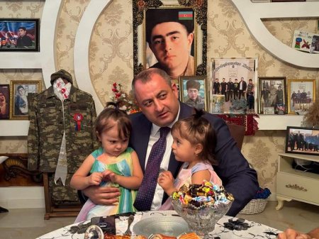 Suraxanı Rayon İcra Hakimiyyətinin başçısı Adil Əliyev şəhid İsabala Hüseynovun ailəsini ziyarətini edib. 