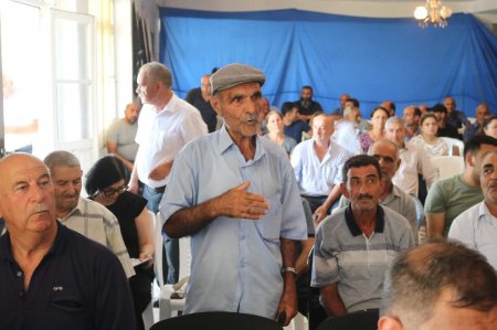 Deputatlığa namizəd Günay Ağamalı Salyan rayonunun Kür Qaraqaşlı kəndində seçicilərlə  görüşdü