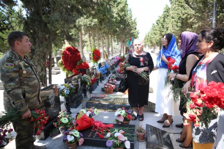 45 saylı Sumqayıt  dördüncü seçki dairəsindən deputatlığa namizəd olan Səbinə Salmanova  şəhidlərimizi ehtiramla ziyarət etdi - FOTO