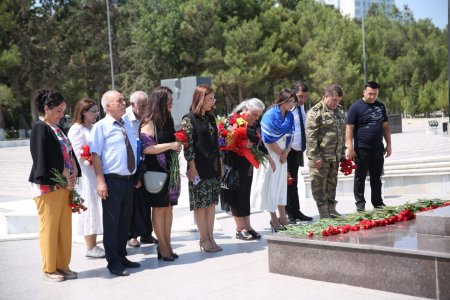 45 saylı Sumqayıt  dördüncü seçki dairəsindən deputatlığa namizəd olan Səbinə Salmanova  şəhidlərimizi ehtiramla ziyarət etdi - FOTO