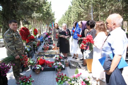 45 saylı Sumqayıt  dördüncü seçki dairəsindən deputatlığa namizəd olan Səbinə Salmanova  şəhidlərimizi ehtiramla ziyarət etdi - FOTO