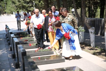 45 saylı Sumqayıt  dördüncü seçki dairəsindən deputatlığa namizəd olan Səbinə Salmanova  şəhidlərimizi ehtiramla ziyarət etdi - FOTO