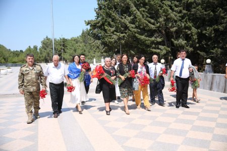 45 saylı Sumqayıt  dördüncü seçki dairəsindən deputatlığa namizəd olan Səbinə Salmanova  şəhidlərimizi ehtiramla ziyarət etdi - FOTO