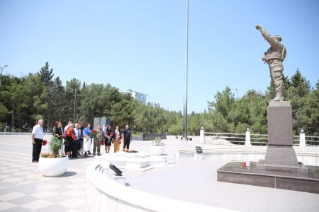 45 saylı Sumqayıt  dördüncü seçki dairəsindən deputatlığa namizəd olan Səbinə Salmanova  şəhidlərimizi ehtiramla ziyarət etdi - FOTO