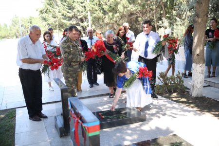 45 saylı Sumqayıt  dördüncü seçki dairəsindən deputatlığa namizəd olan Səbinə Salmanova  şəhidlərimizi ehtiramla ziyarət etdi - FOTO