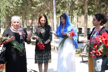 45 saylı Sumqayıt  dördüncü seçki dairəsindən deputatlığa namizəd olan Səbinə Salmanova  şəhidlərimizi ehtiramla ziyarət etdi - FOTO