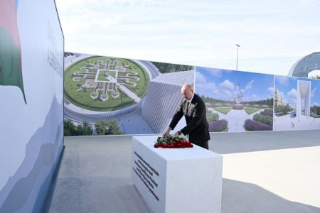 İlham Əliyev Zəfər parkında - FOTOLAR