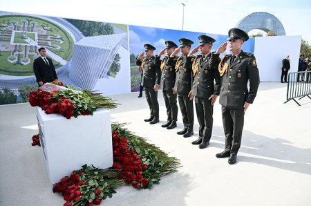 Zakir Həsənov və şəxsi heyət Zəfər parkında - FOTO
