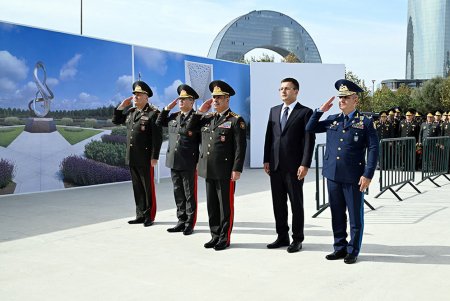 Zakir Həsənov və şəxsi heyət Zəfər parkında - FOTO