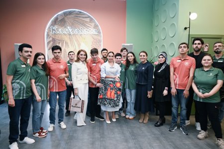 Leyla Əliyeva Bakıda əlilliyi olan gənclərin çalışdığı kafeni ziyarət edib