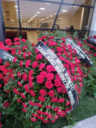 "Ronahi" Kürd Mədəniyyət Mərkəzi və Kürd Media Mərkəzi AZAL-a məxsus “Embraer 190” tipli sərnişin təyyarəsinin Bakı-Qroznı reysini həyata keçirərkən qəzaya uğraması nəticəsində həyatını itirmiş səxslərin xatirəsi yad edilmişdir 