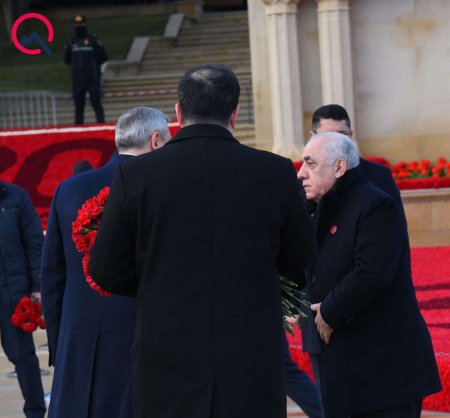 Rəsmilər Şəhidlər xiyabanında - Foto