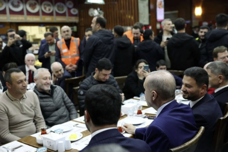 Ərdoğan zəlzələyə görə küçədə gecələyənlərə baş çəkdi