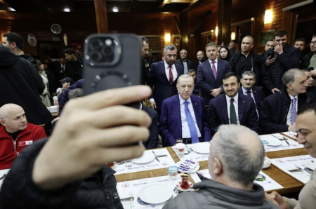 Ərdoğan zəlzələyə görə küçədə gecələyənlərə baş çəkdi