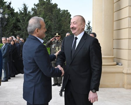 İlham Əliyev Pezeşkianı qarşıladı