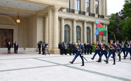 İlham Əliyev Pezeşkianı qarşıladı