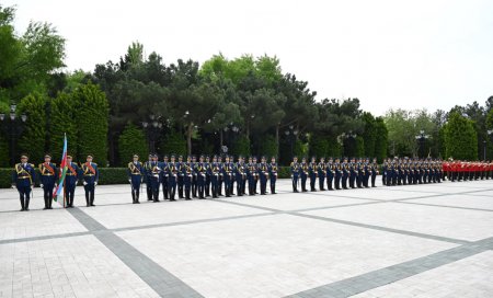 İlham Əliyev Pezeşkianı qarşıladı